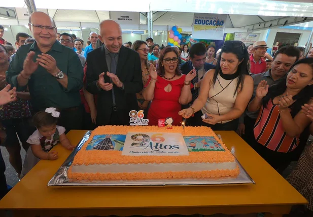 Corte do bolo de aniversário da cidade de Altos