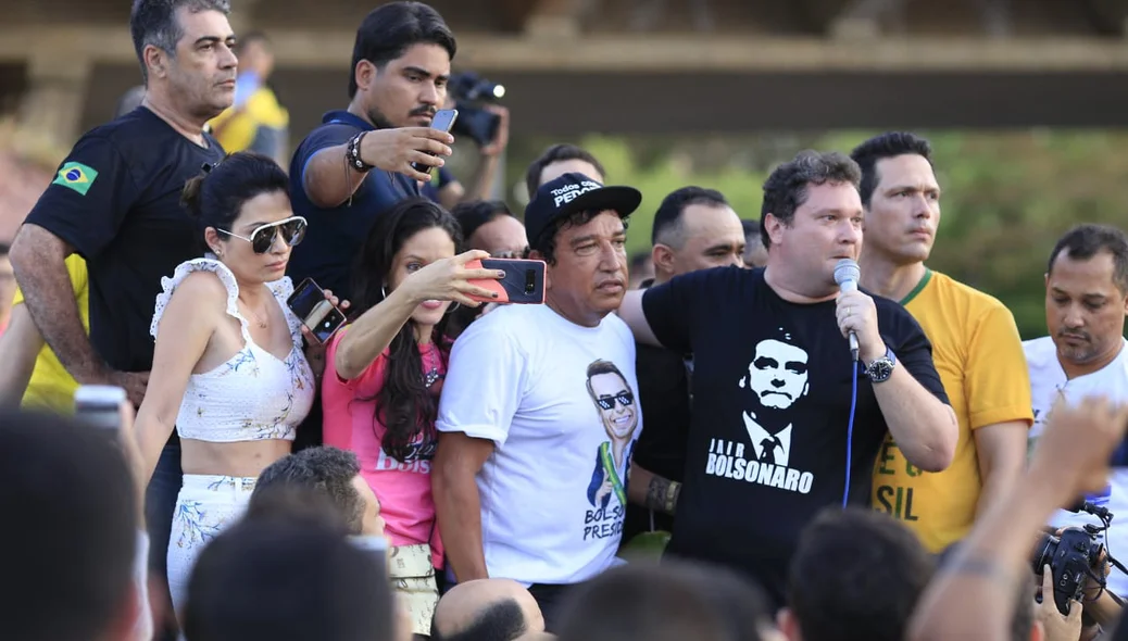 Fábio Sérvio discursando para apoiadores de Jair Bolsonaro