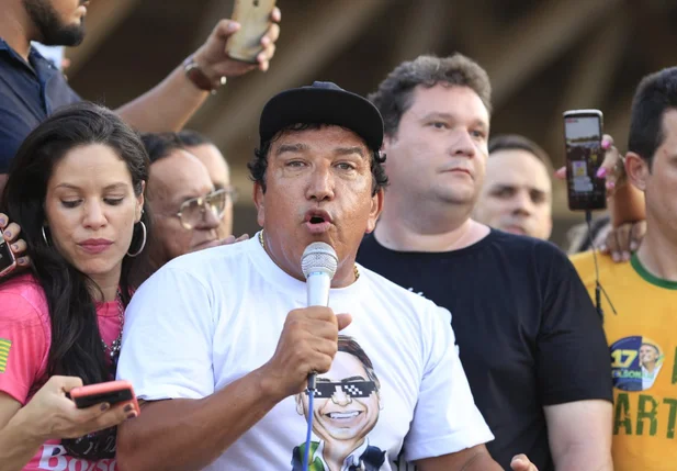 Magno Malta participa de ato pró-Bolsonaro em Teresina