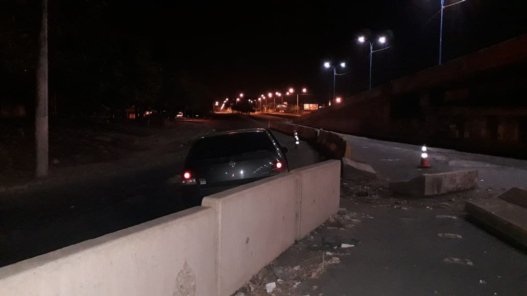 O veículo ficou destruído e o motorista morreu no local