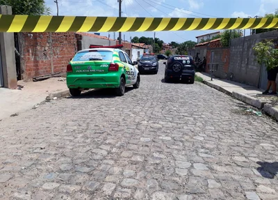 Equipes da PM, DHPP e perícia criminal estiveram no local