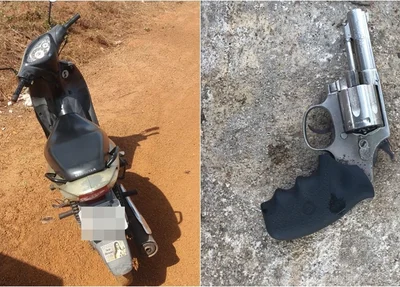 Moto recuperada e arma apreendida