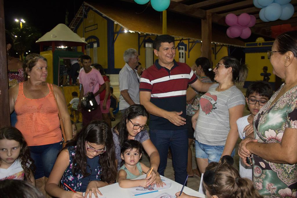 Prefeito Rubens Vieira cumprimenta os pais no Dia das Crianças