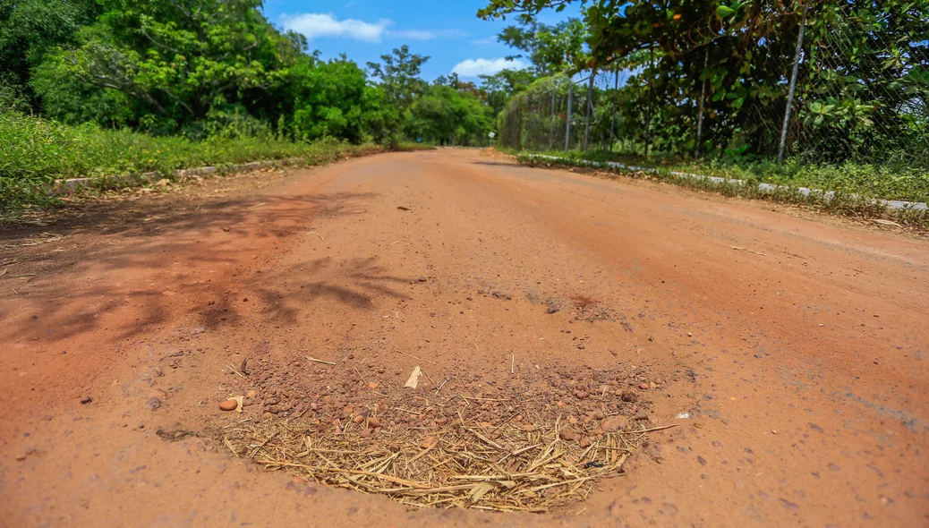 Parte da rodovia que dá acesso ao parque está precária