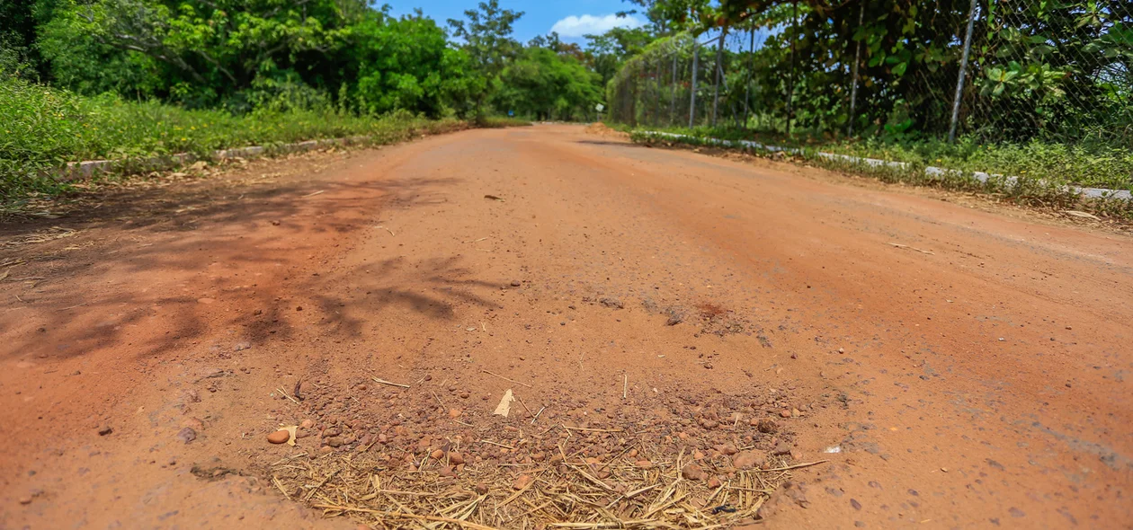 Parte da rodovia que dá acesso ao parque está precária