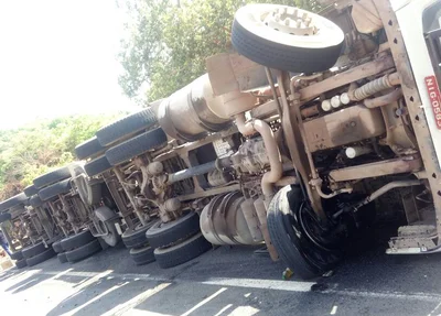 Carreta carregada de óleo tomba em Amarante