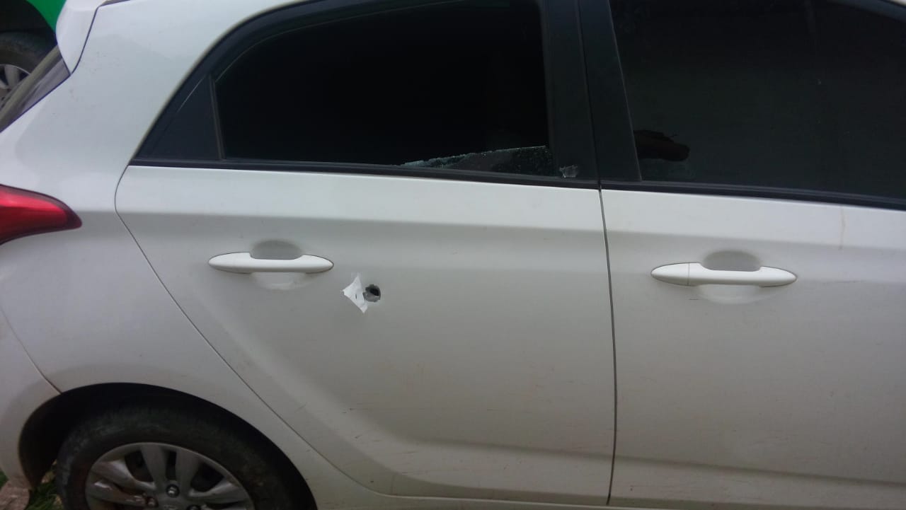 Marca de tiro na porta do veículo