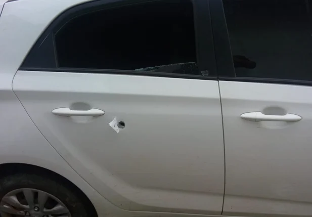 Marca de tiro na porta do veículo