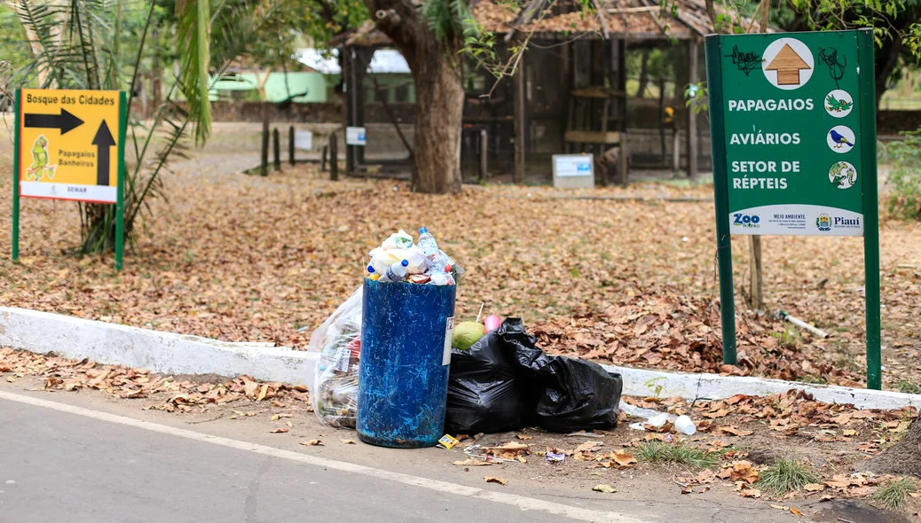 Muito lixo no Parque Zoobotânico de Teresina