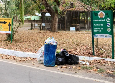 Muito lixo no Parque Zoobotânico de Teresina