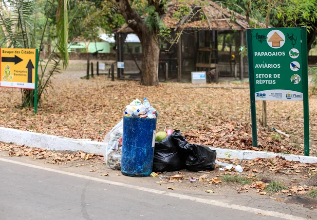 Muito lixo no Parque Zoobotânico de Teresina