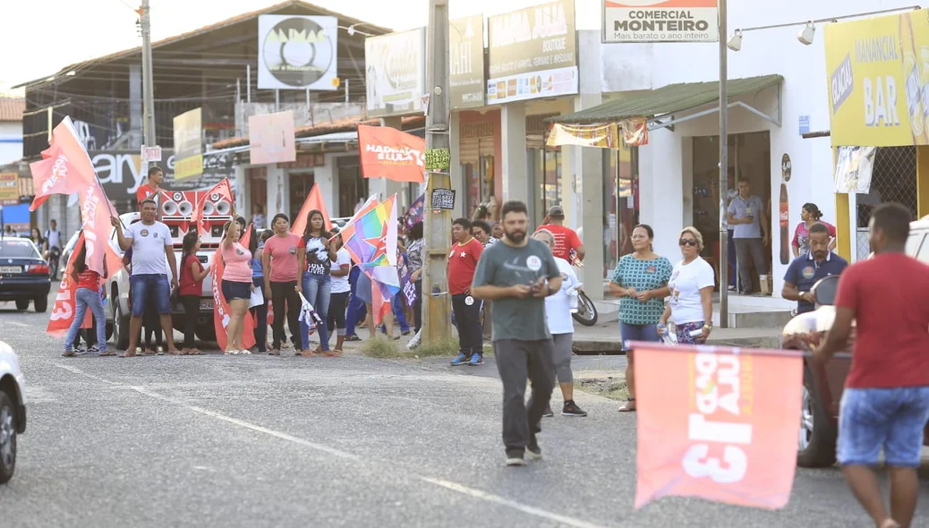 Os apoiadores se reuniram no bairro Mocambinho nesta terça-feira