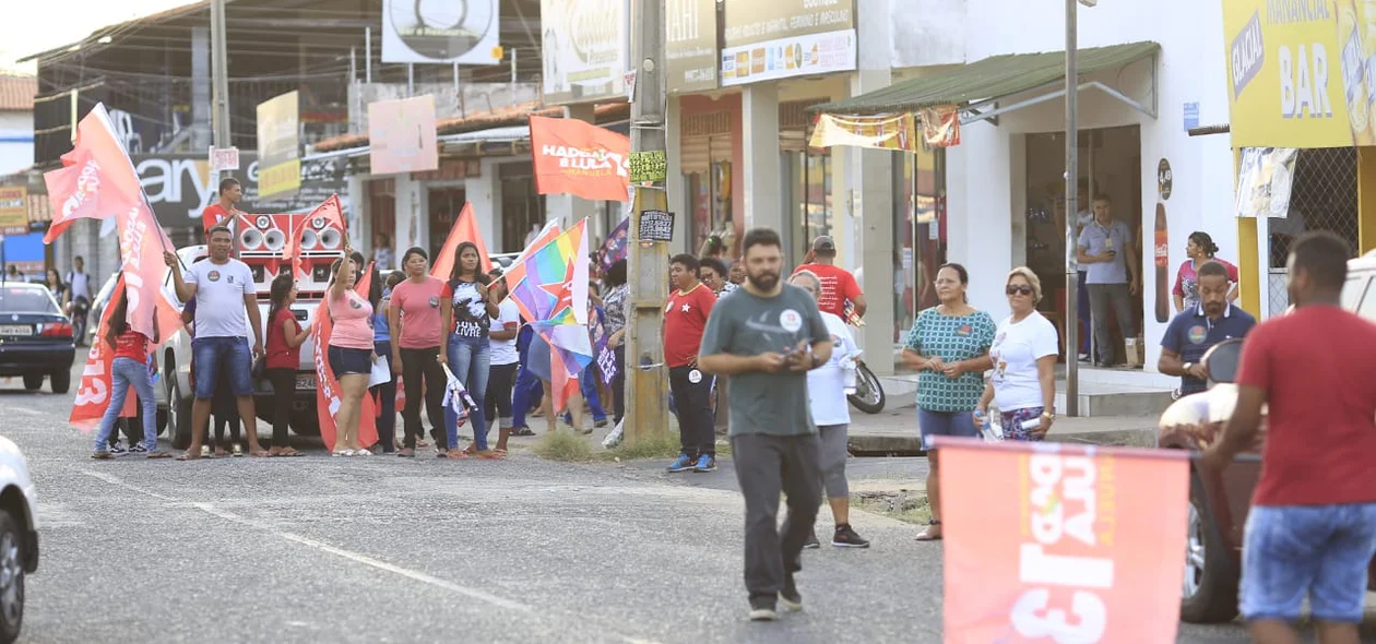 Os apoiadores se reuniram no bairro Mocambinho nesta terça-feira