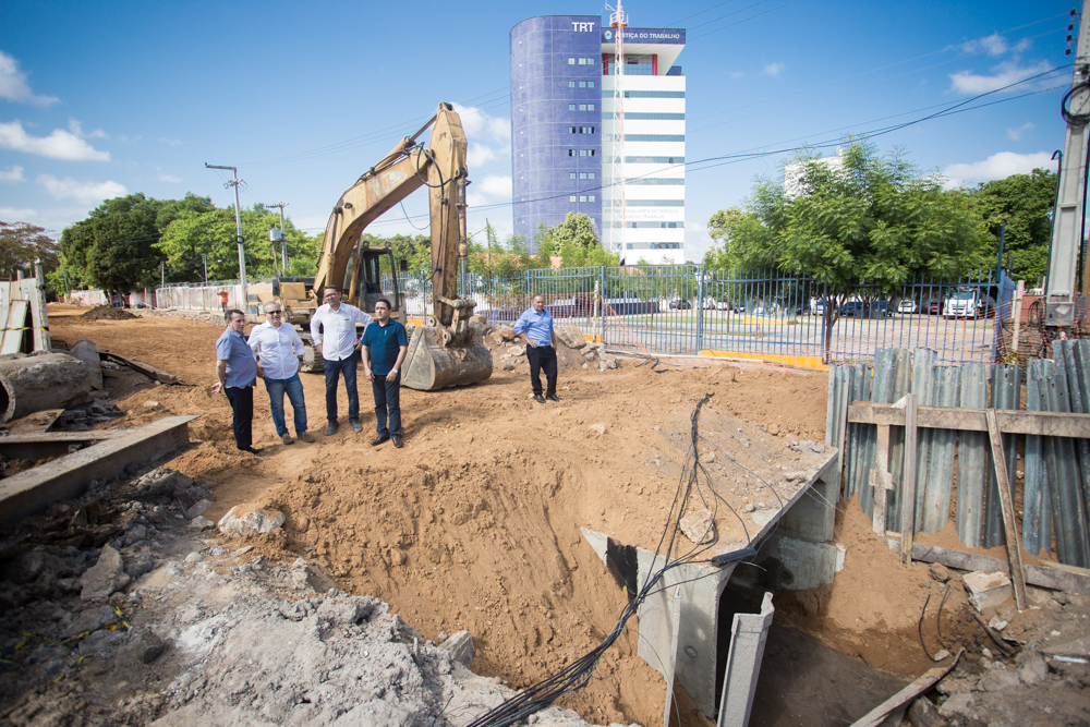 Prefeito Firmino Filho em obra na zona leste 