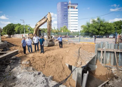 Prefeito Firmino Filho em obra na zona leste 