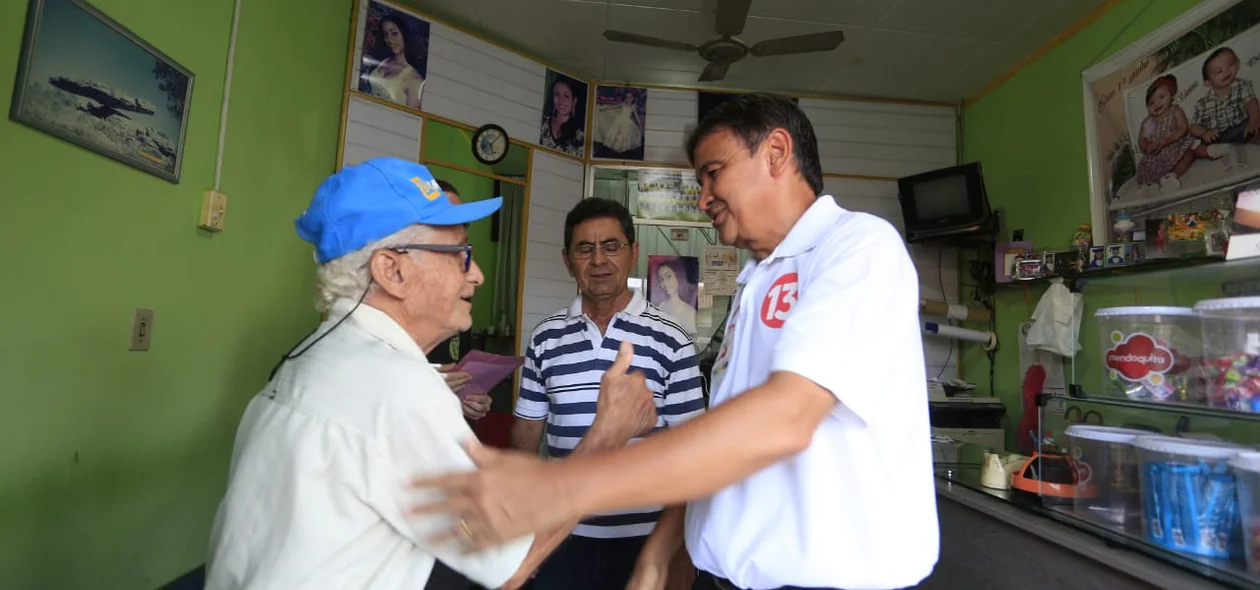 Wellington Dias com idoso no bairro Mocambinho