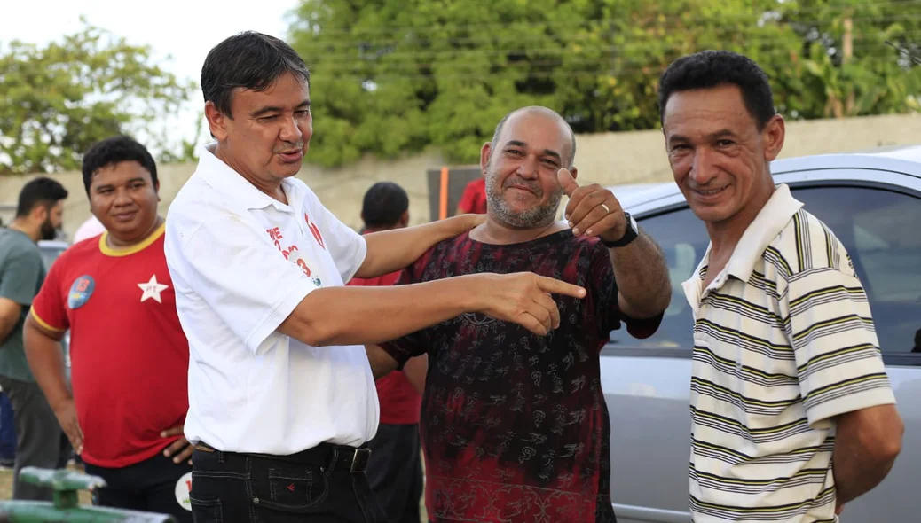 Wellington Dias com mecânicos da localidade do bairro Mocambinho 