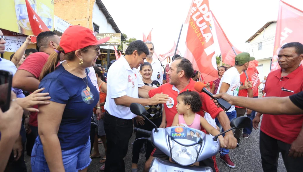 Wellington Dias com popular da localidade do bairro Mocambinho