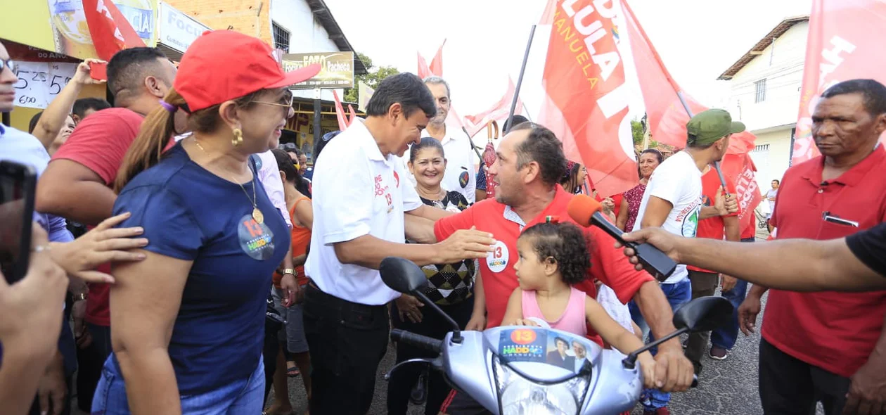 Wellington Dias com popular da localidade do bairro Mocambinho