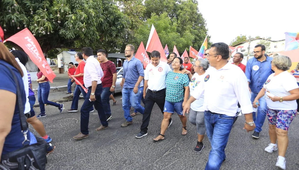 Wellington Dias em caminhada no bairro Mocambinho