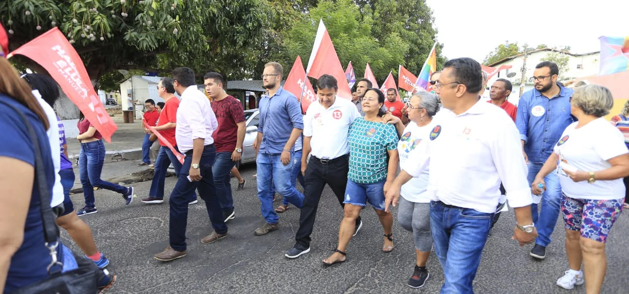 Wellington Dias em caminhada no bairro Mocambinho