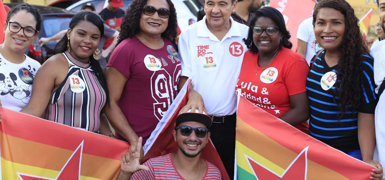 Wellington Dias junto com eleitores do movimento LGBT