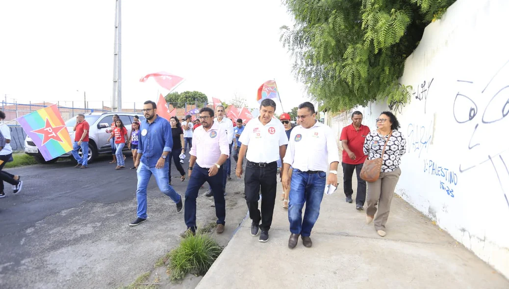 Wellington Dias realizou caminhada no bairro Mocambinho 