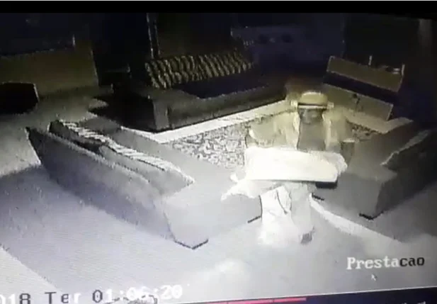 Bandido é flagrado por câmeras de segurança