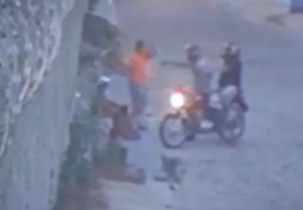 Imagens da câmera de segurança flagram a ação