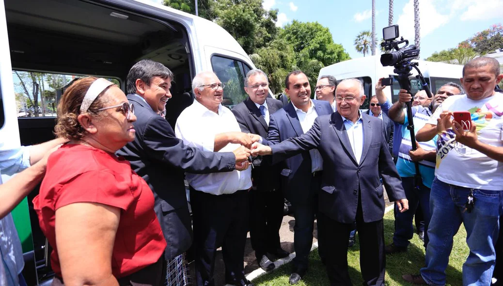 Entrega de vans aconteceu no Palácio de Kanark
