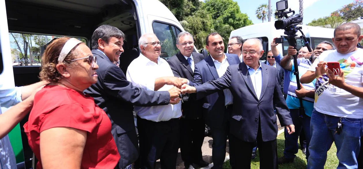 Entrega de vans aconteceu no Palácio de Kanark