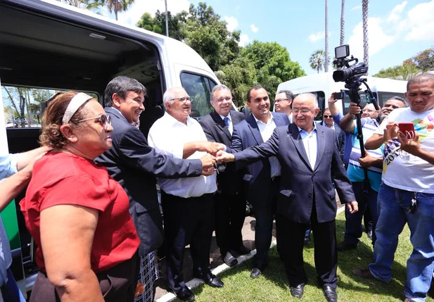 Entrega de vans aconteceu no Palácio de Kanark