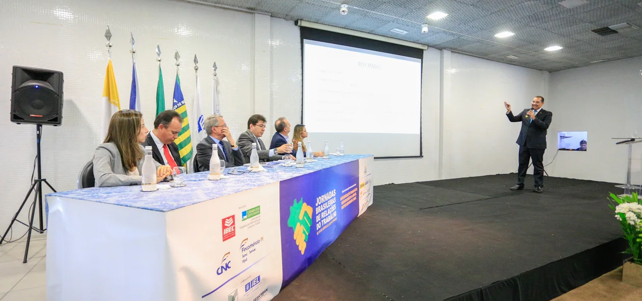 Flávio Luiz da Costa falando sobre as perspectivas jurídicas de modernização da legislação trabalhista  
