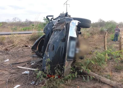 Carro capotou na BR-135
