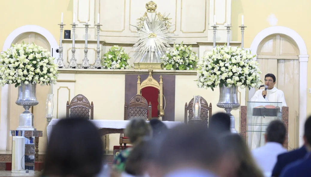 Padre celebra a missa
