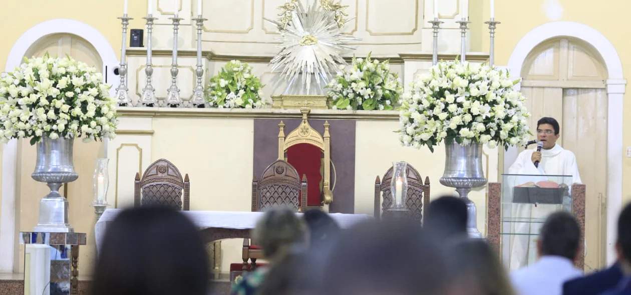 Padre celebra a missa