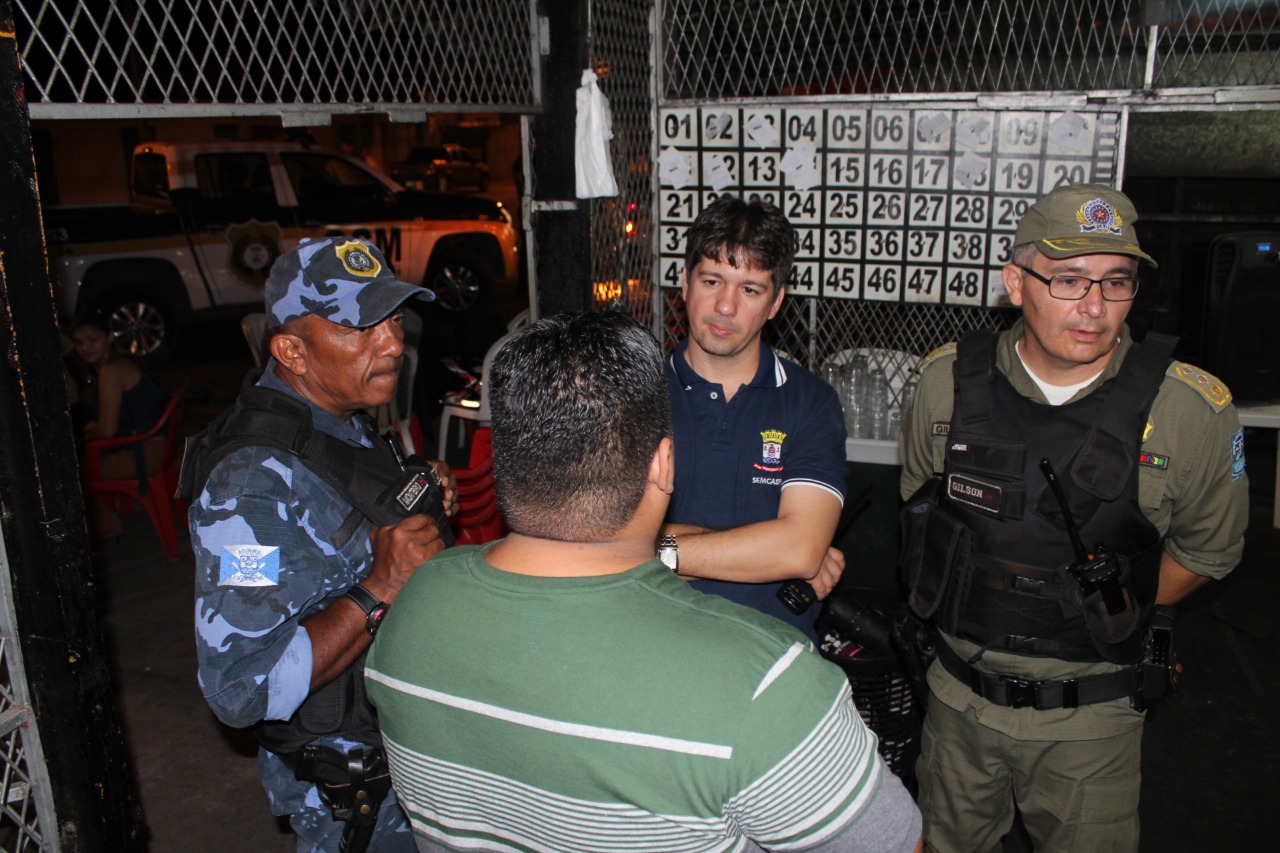 Secretário Samuel Silveira conversa com policiais militares