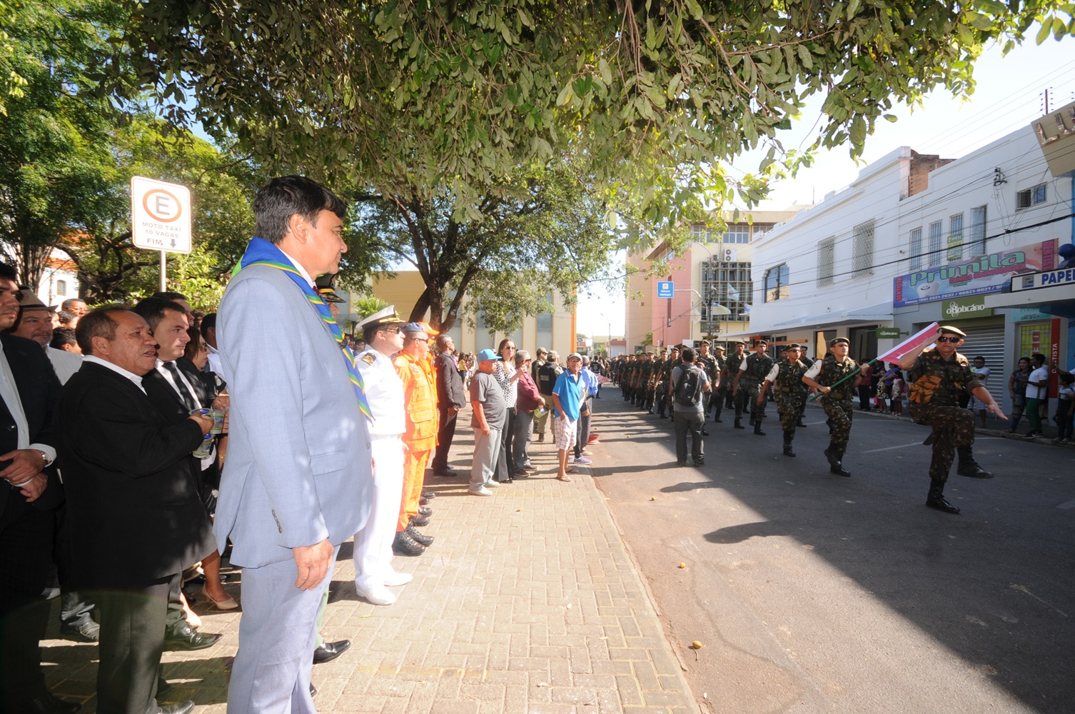 Wellington Dias assiste ao desfile cívico