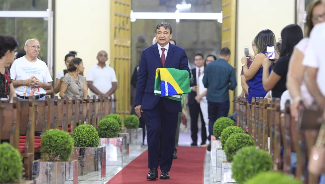Wellington Dias entra com a bandeira do Brasil