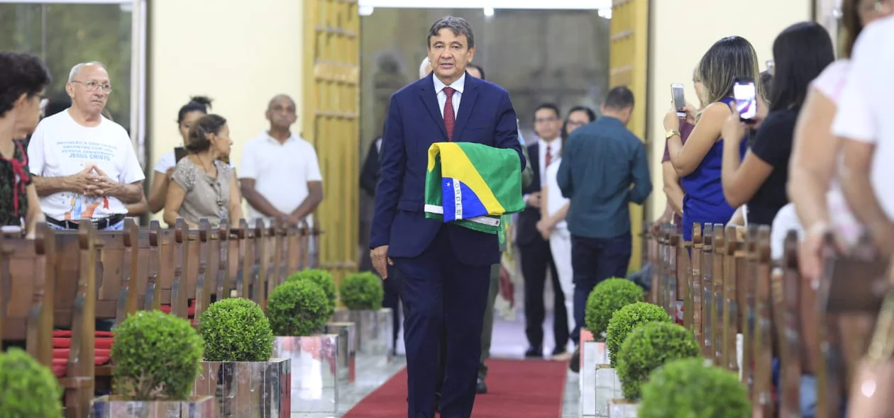 Wellington Dias entra com a bandeira do Brasil