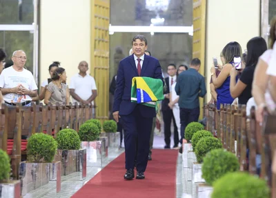 Wellington Dias entra com a bandeira do Brasil