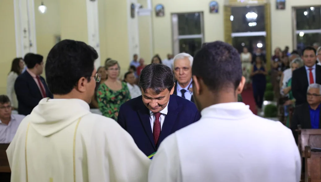 Wellington Dias participa da missa