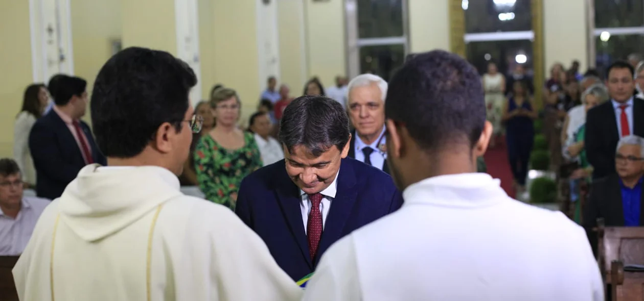 Wellington Dias participa da missa