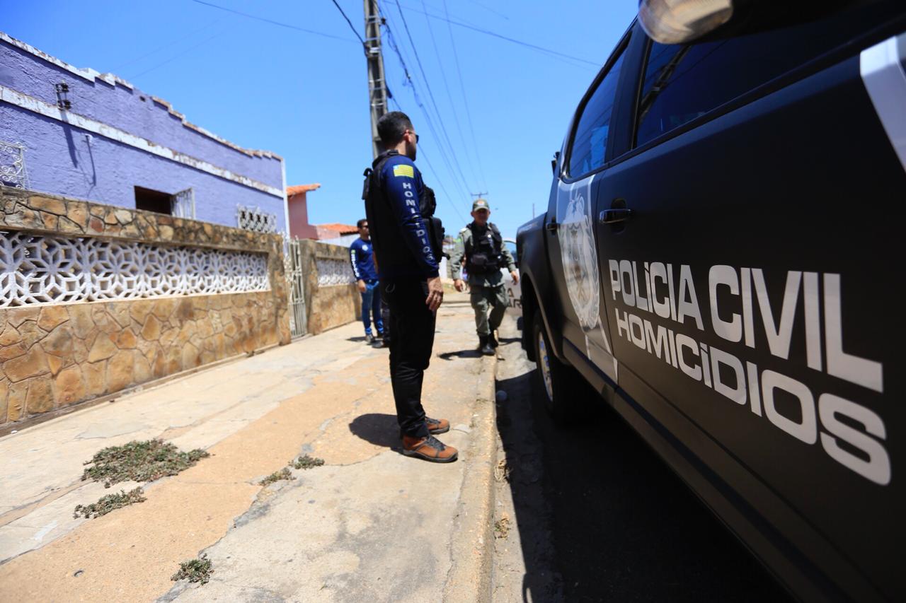 Agentes da Polícia Civil fazem a perícia no local
