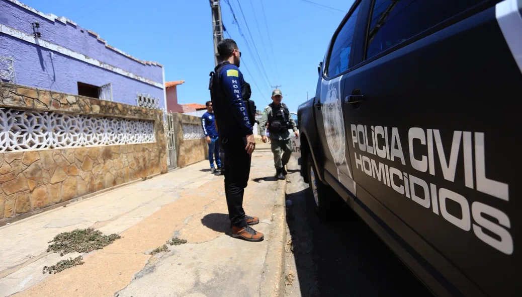 Agentes da Polícia Civil fazem a perícia no local