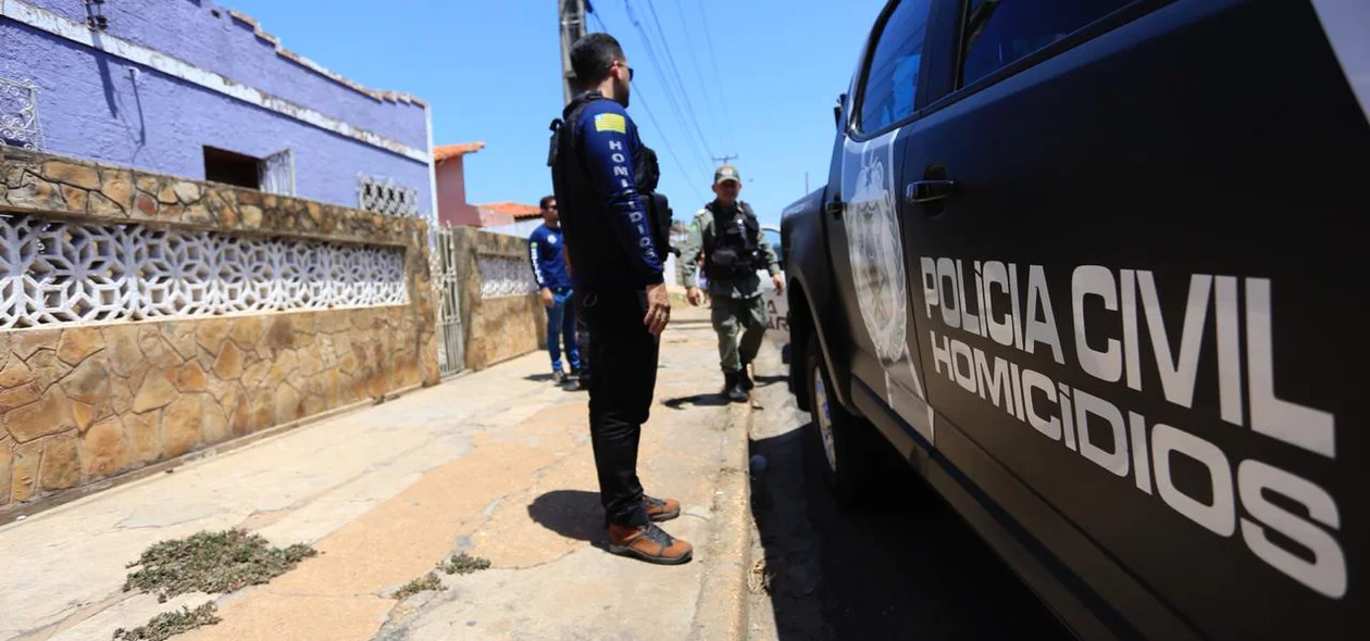 Agentes da Polícia Civil fazem a perícia no local