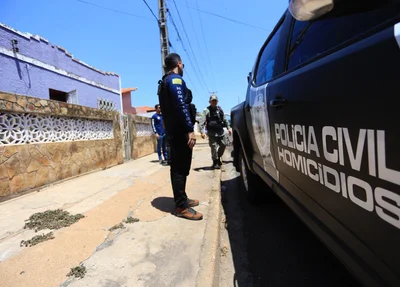Agentes da Polícia Civil fazem a perícia no local