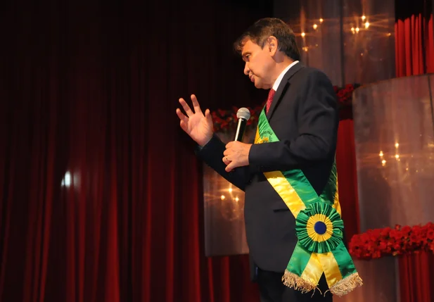 Governo entrega medalhas a personalidades em Teresina 