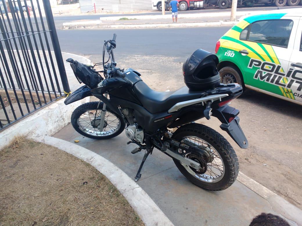 Os dois acusados trafegavam na motocicleta que havia sido roubada.