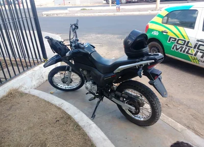 Os dois acusados trafegavam na motocicleta que havia sido roubada.